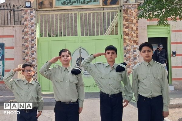 گرامیداشت هفته فراجا با اجرای سرود در کلانتری ۱۱ رباط‌کریم