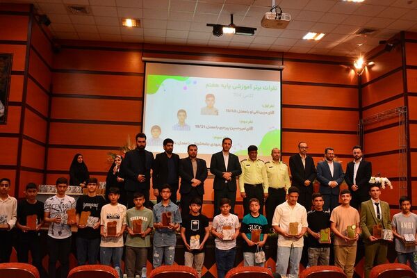 تجلیل از پسران ممتاز دبیرستان امام رضا در بهارستان‌دو