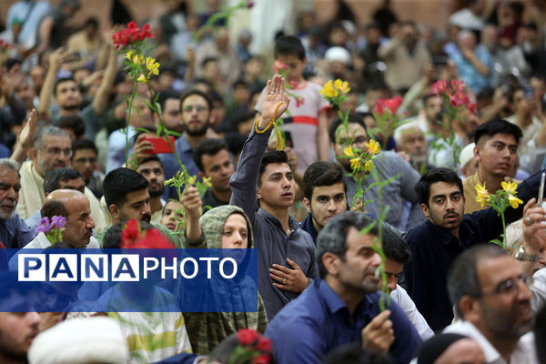 گل آرایی ضریح مطهر حضرت معصومه(س) به مناسبت روز دختر