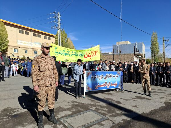 غرفه نسل افتخار سازمان دانش‌آموزی استان آذربایجان شرقی در راهپیمایی ۱۳‌ آبان