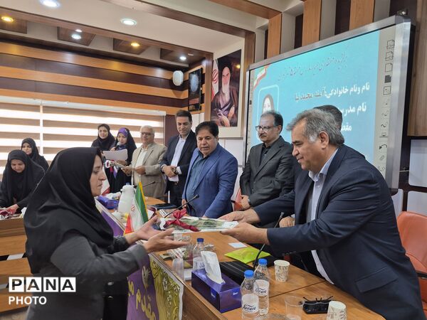 معلمان نمونه در قاب افتخار آموزش و پرورش منطقه ۵