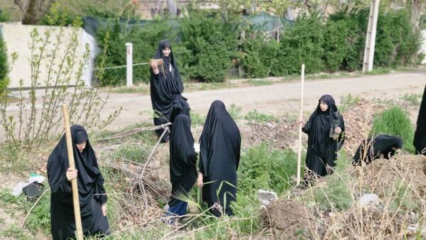 آیین کاشت نهال به نام شهدای دانش‌آموز میناب در کرج 