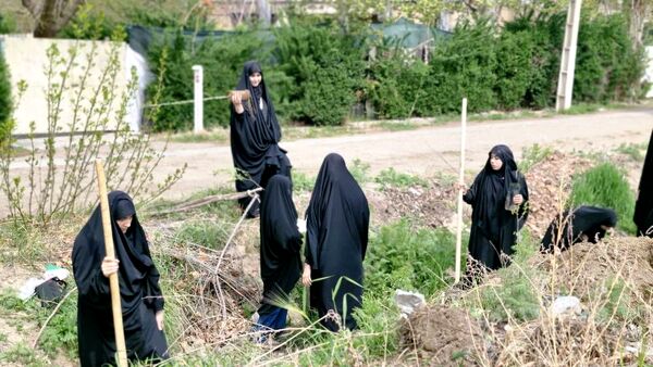 آیین کاشت نهال به نام شهدای دانش‌آموز میناب در کرج 