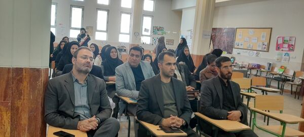 افتتاحیه نمایشگاه پژوهشی و فناورانه دبیران و دانش‌آموزان شهرستان ملارد در دبیرستان فرزانگان استعداد درخشان