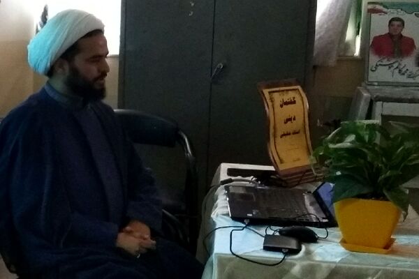 محفل انس با قرآن و گفتمان دینی با یادبود شهدای مقاومت در دبیرستان هوشنگی