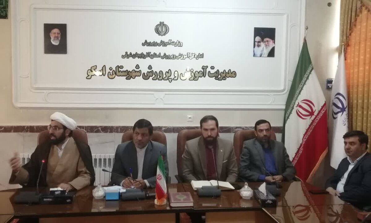 باید نوجوانان و جوانان در سمت و سوی مساجد قرار گیرند