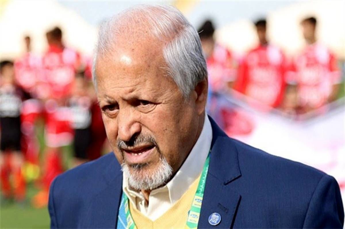 قاب شکسته فوتبال در ویترین ورزش دانش‌آموزی است