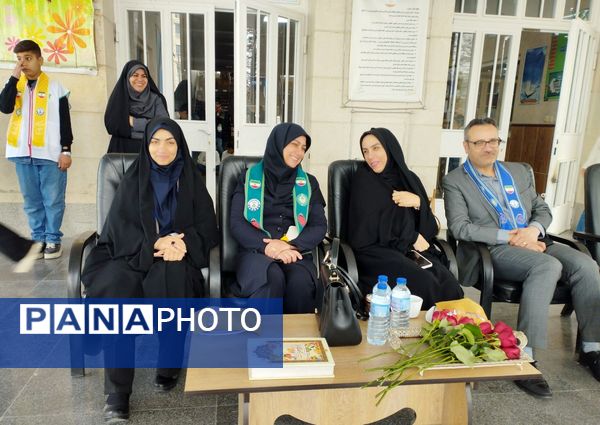 نواختن زنگ انقلاب در دبستان امام حسن (ع) مصلی نژاد ناحیه دو 