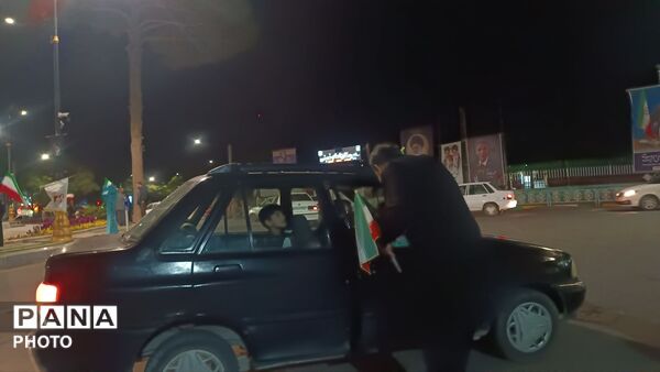 توزیع پرچم جمهوری اسلامی ایران و پوستر امام شهید در کاشمر 