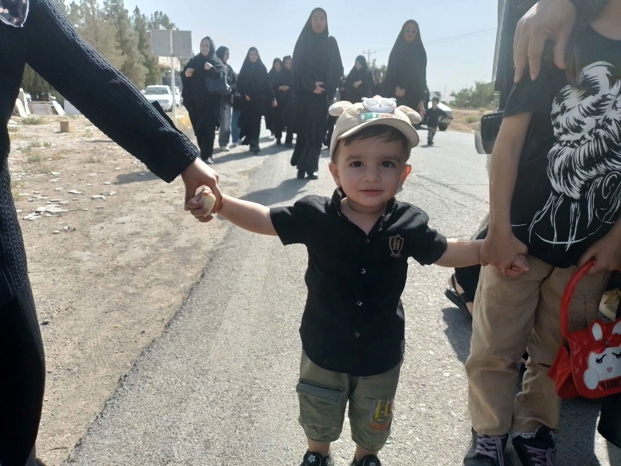 حضور پرشور کودکان روستای نقاب شهرستان خلیل آباد در مراسم عزاداری تاسوعای حسینی