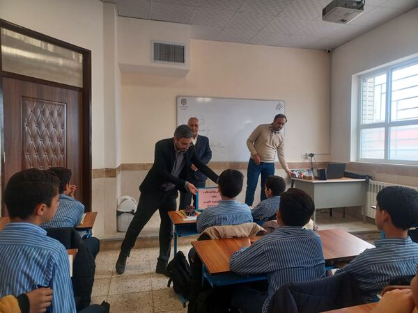 آموزش بهداشت دهان و دندان در دبیرستان نمونه مرحوم طاووسی