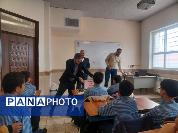 آموزش بهداشت دهان و دندان در دبیرستان نمونه مرحوم طاووسی