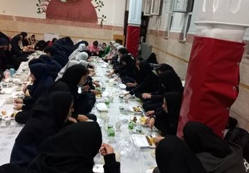 سفره‌‌ افطاری در ماه ضیافت الهی در مدرسه‌ زینبیه۲ شهریار برپا شد