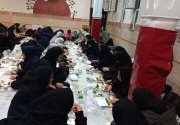 سفره‌‌ افطاری در ماه ضیافت الهی در مدرسه‌ زینبیه۲ شهریار برپا شد