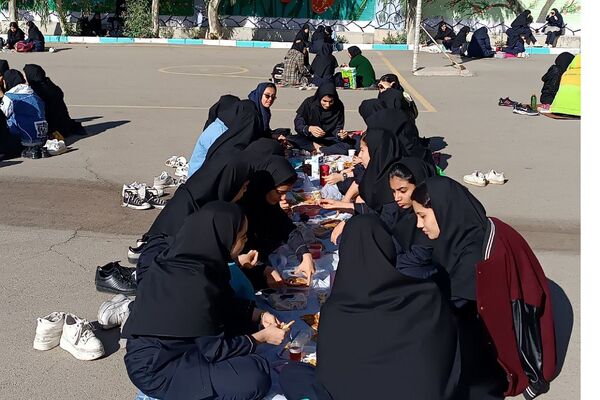 برگزاری صبحانه سالم به‌مناسبت هفته تربیت بدنی در دبیرستان الغدیر شهر قیامدشت ناحیه یک ری