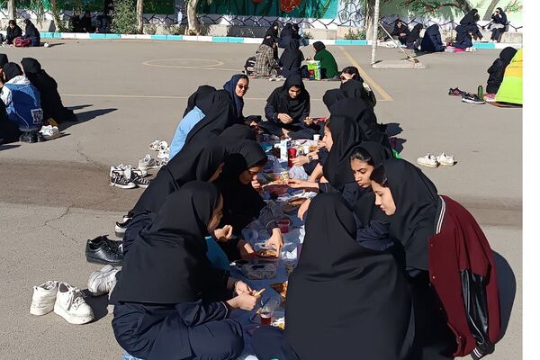 برگزاری صبحانه سالم به‌مناسبت هفته تربیت بدنی در دبیرستان الغدیر شهر قیامدشت ناحیه یک ری
