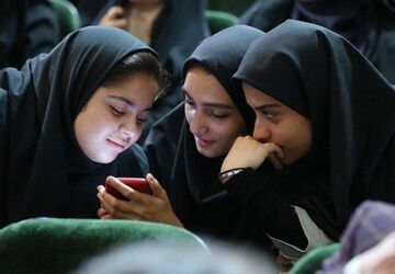 نقش خانواده و مدرسه درباره مدیریت فضای مجازی در طول سال تحصیلی