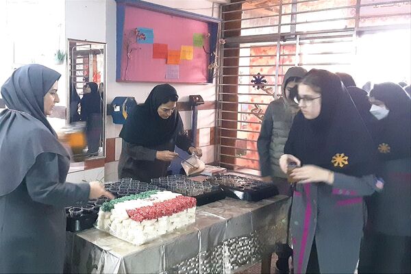 گرامیداشت هفته دفاع مقدس و آغاز سال تحصیلی در دبیرستان فرزانگان قائمشهر