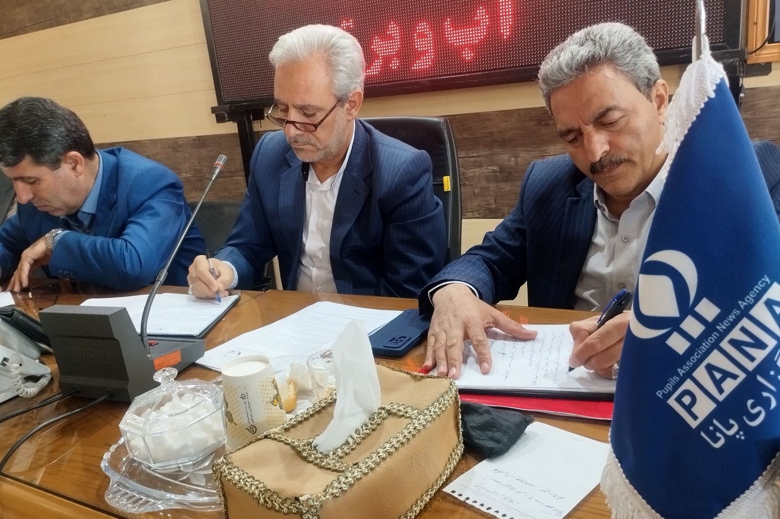 نشست شورای کشاورزی قروه با محوریت مدیریت آب و برق