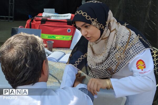 بهارستان دو در مسیر عشق؛ میزبانی فرهنگیان از زائران حسینی در عوارضی پرند
