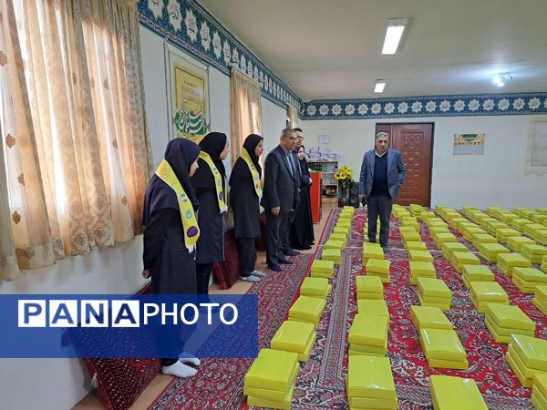 اهدای ۶۰۰ پک لوازم التحریر برای دانش‌آموزان کم برخوردار