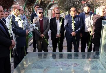 گلباران قبور مطهر شهدای شیراز در نخستین روز از دهه فجر