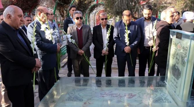 گلباران قبور مطهر شهدای شیراز در نخستین روز از دهه فجر