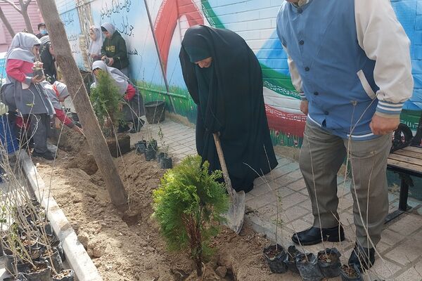 گرامیداشت روز درختکاری در دبستان حکیم نظامی کهریزک 
