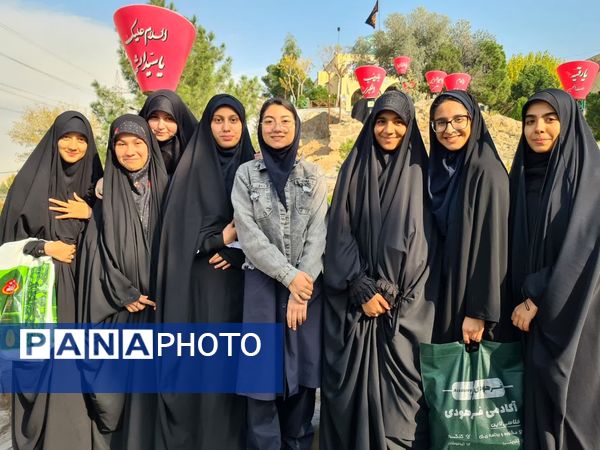 ادای احترام به شهدا توسط دانش‌آموزان دبیرستان فرهنگ ۱۳