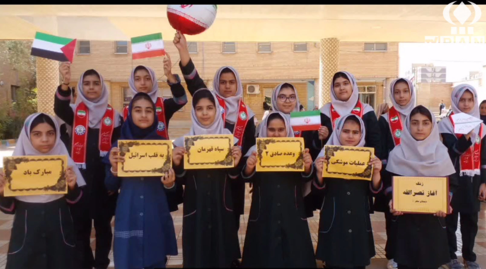 نواختن زنگ آغاز نصرالله در دبستان مهر کاشان