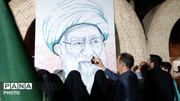 اثر انگشت هایی که قاب رهبر شهید را کامل کردند 