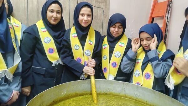 روز شاد و خاطره‌انگیز دانش‌آموزان در دبیرستان شاهد تکتم