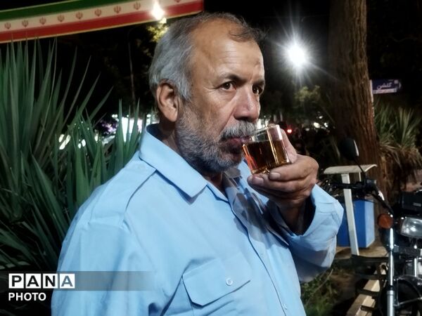 طعم خدمت در چایخانه‌ «گلشن»؛ روایت میزبانی طلاب در صد و هشتاد و سومین شب شهادت
