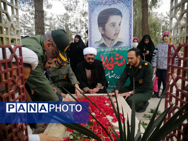 غبارروبی مزار دانش‌آموز شهید «حیدر رضایی» در قم