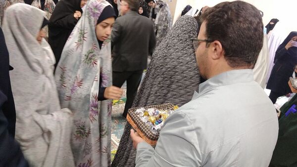 آیین نواخته شدن زنگ نماز در دبیرستان نجمه