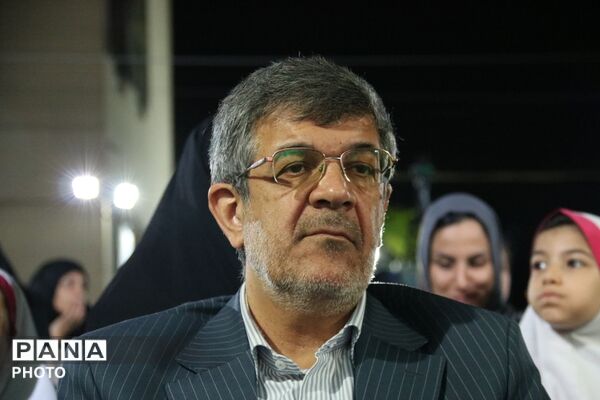 لاله‌های آسمانی در دبستان دخترانه حسین فاطمه یزد شکوفا شدند