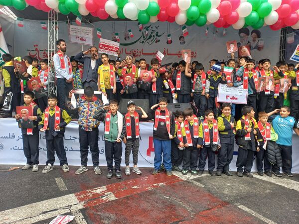 حضور مدیر آموزش و پرورش منطقه ۱۳ در راهپیمایی روز دانش‌آموز 