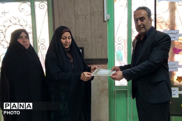 آیین سپاس مربی با حضور پیشتازان سازمان دانش آموزی در ناحیه دو شهرری 