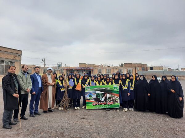 در هفته درختکاری دبیرستان دخترانه فدک تربت جام سرسبزتر شد