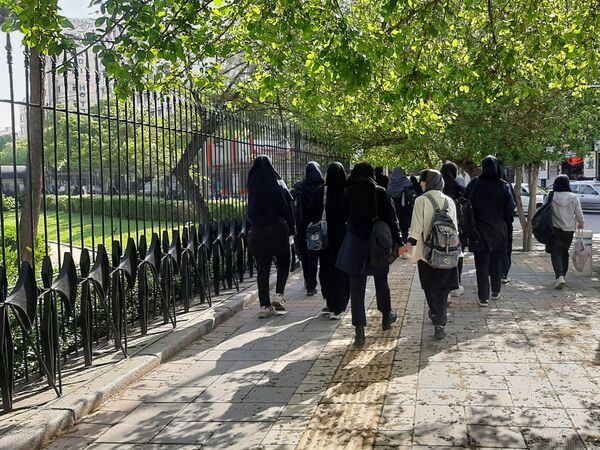 بازدید دانش آموزان  دبیرستان عصمتیه ناحیه پنج از باغ نادری 