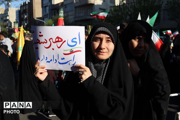 تک تک خیابان‌هاى تهران، سیاه پوش پدر امت