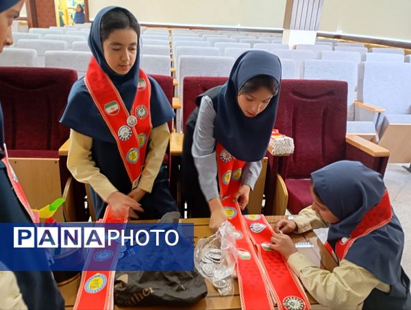 مراسم  تحلیف پیشتازان چهارمی در دبستان آرمینه مصلی نژاد 