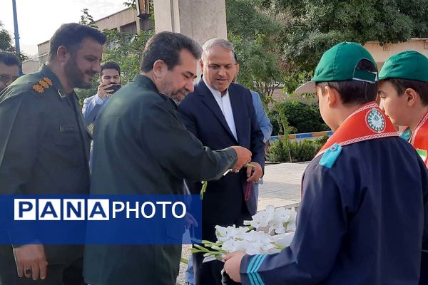 استقبال دانش‌آموزان پیشتاز از فرمانده سپاه استان تهران در اداره کل آموزش و پرورش شهرستانهای تهران