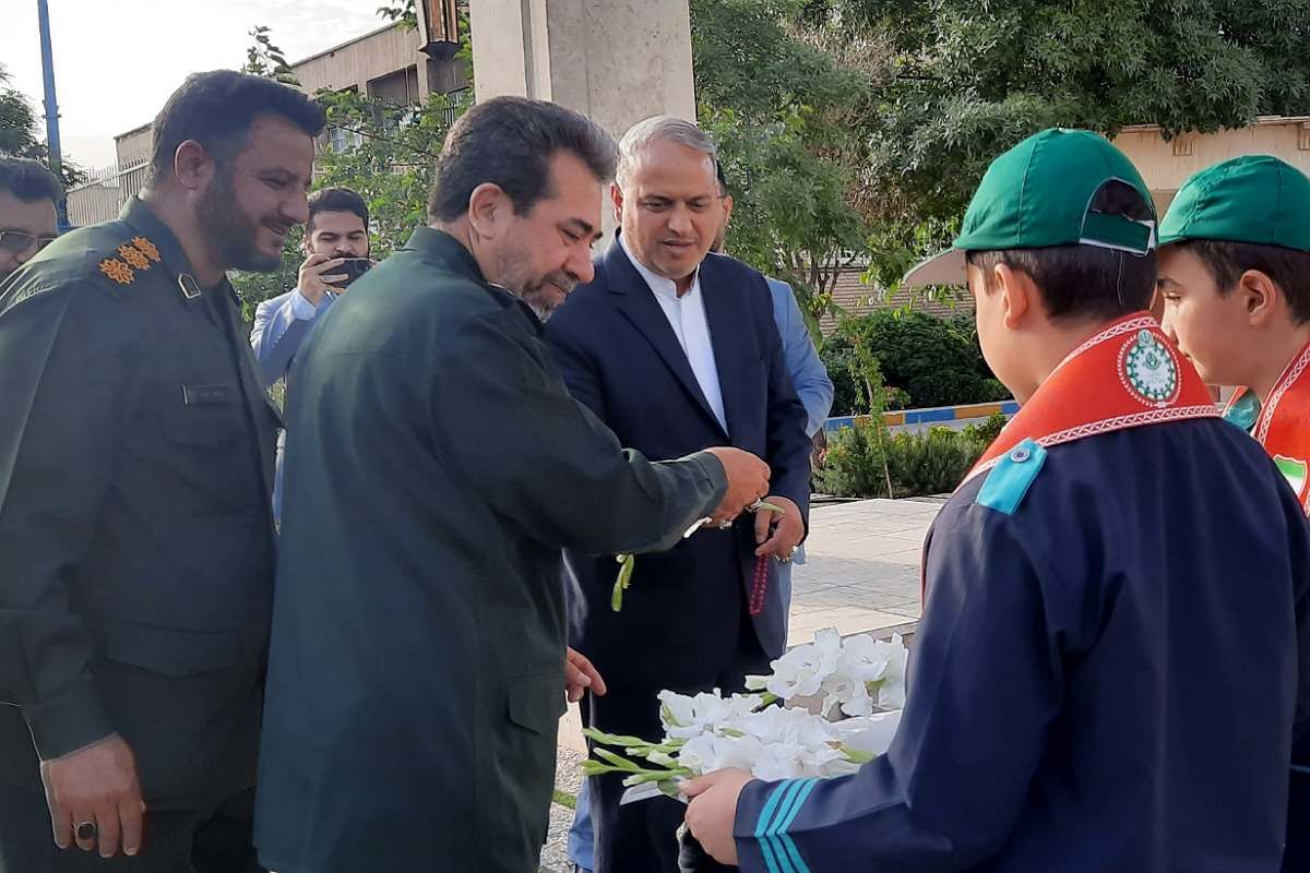 استقبال دانش‌آموزان پیشتاز از فرمانده سپاه استان تهران در اداره کل آموزش و پرورش شهرستانهای تهران