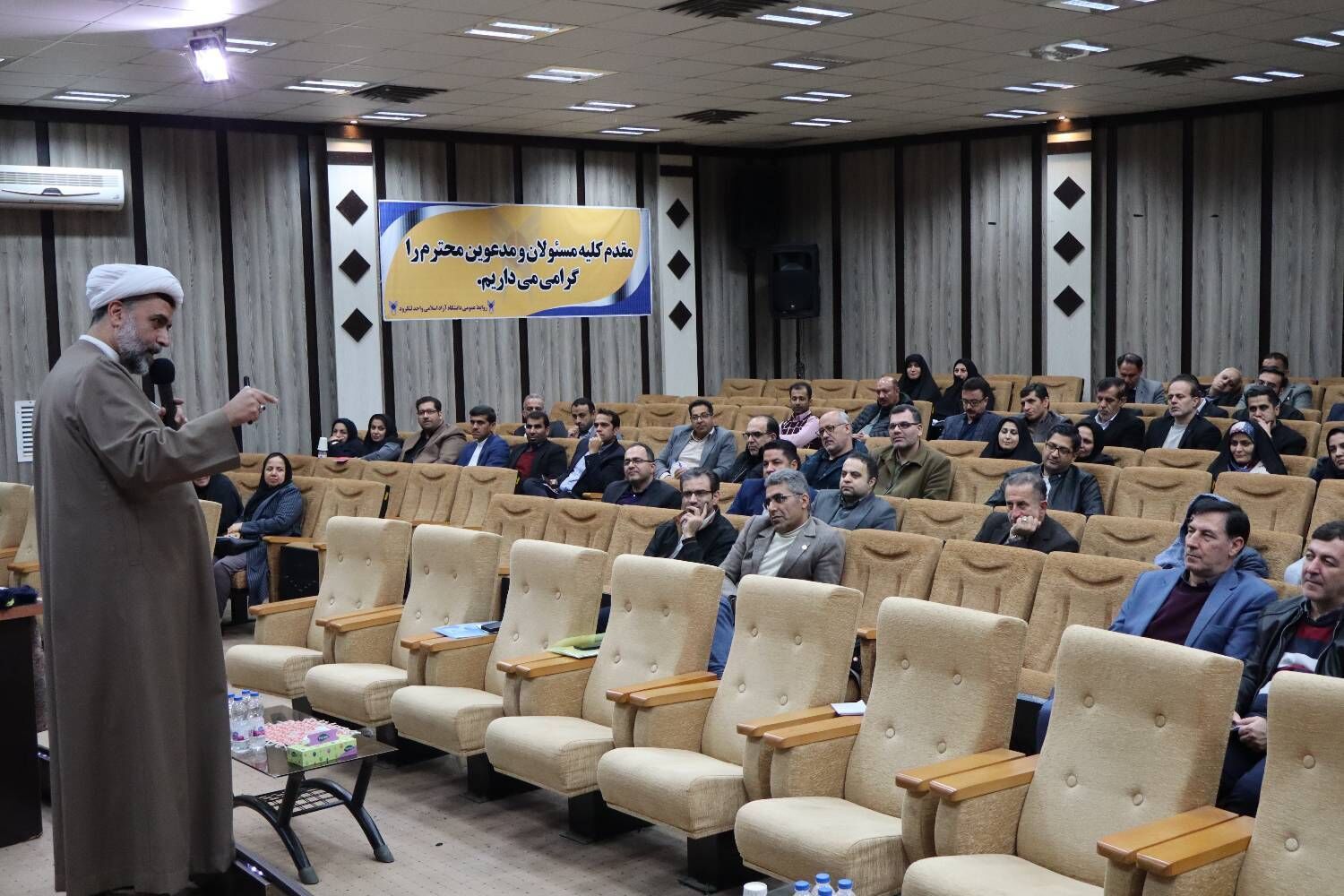 تأکید بر نقش نماز در تربیت معنوی دانش‌آموزان سمپاد در دوره توانمندسازی مدیران