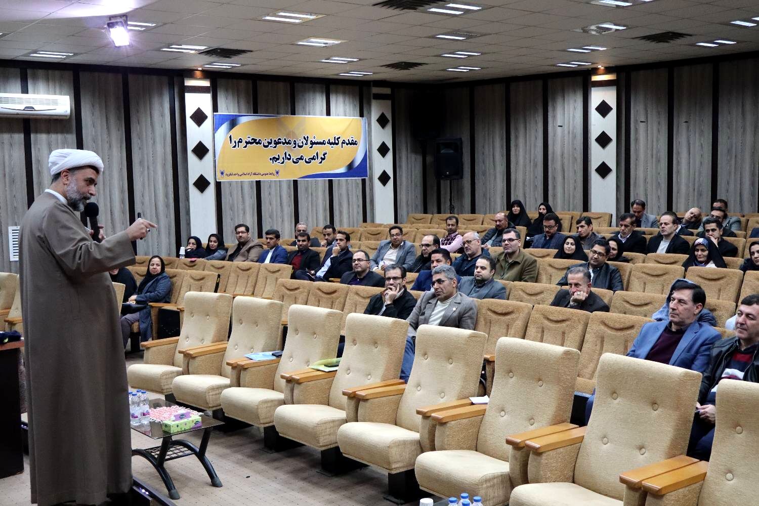تأکید بر نقش نماز در تربیت معنوی دانش‌آموزان سمپاد در دوره توانمندسازی مدیران
