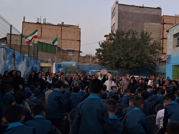 دانش آموزان در آغوش مدرسه