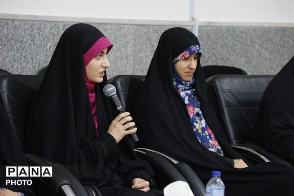 دیدار جمعی از دختران نخبه و برجسته با نماینده ولی فقیه در استان خراسان شمالی