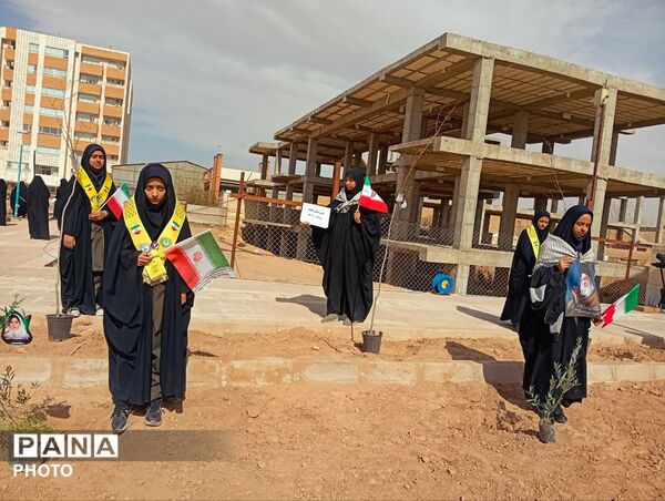 دانش‌آموزان دبیرستان عفت در کاشت ۱۰۰۰ درخت شریک شدند