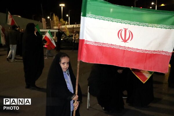 پرچمی که زمین نگذاشتند